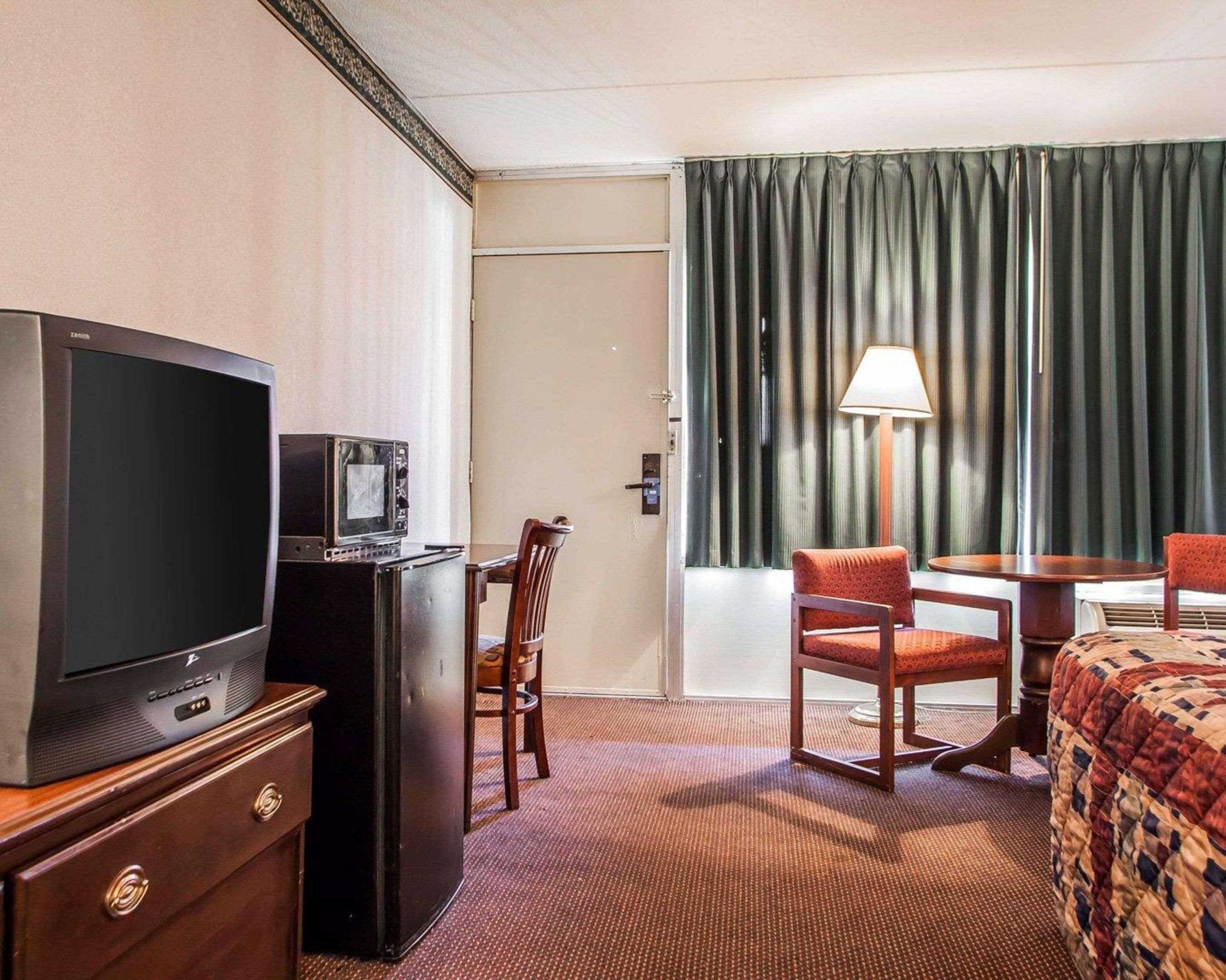 Red Roof Hotel 2*